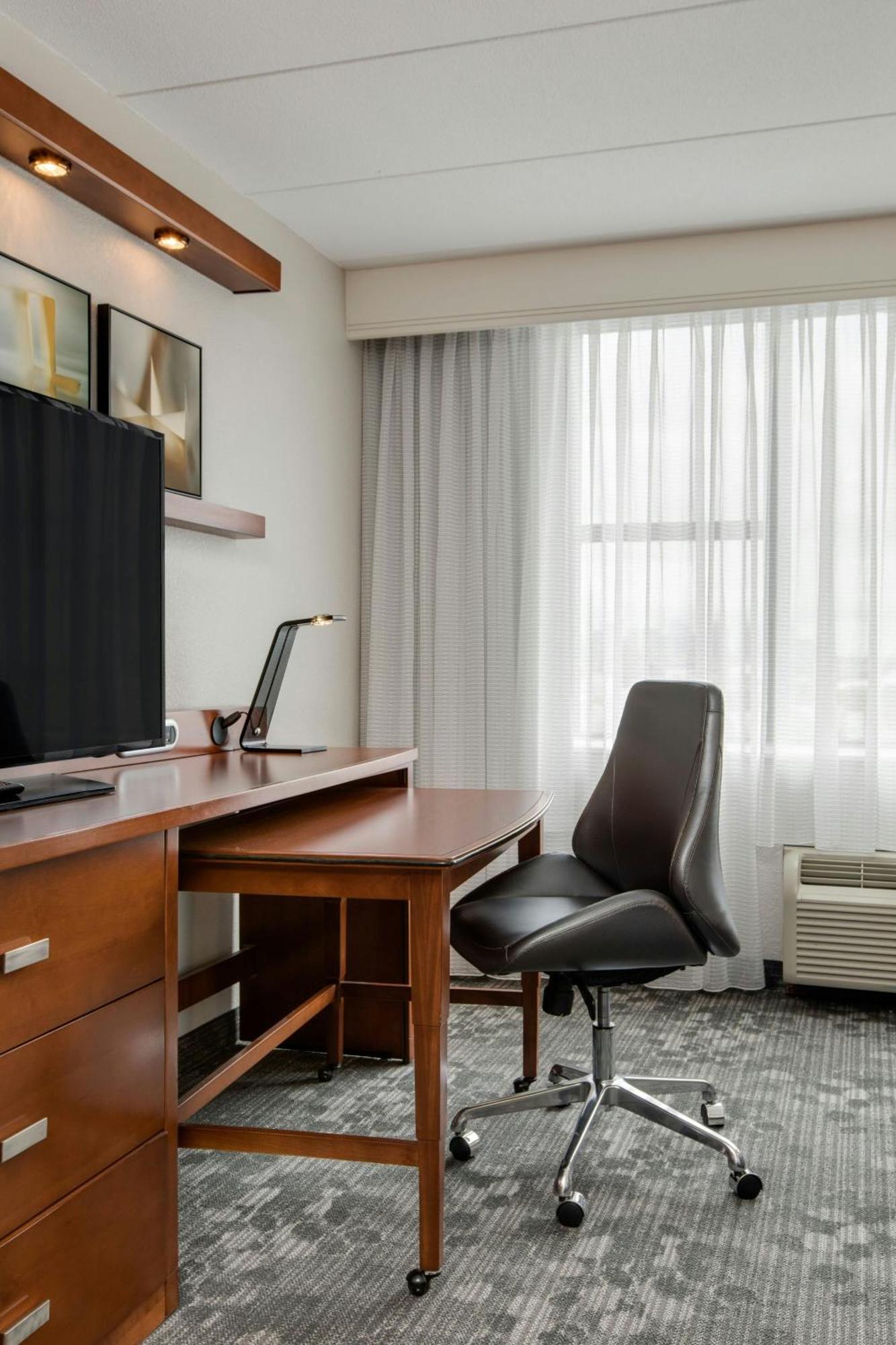 Hotel Courtyard By Marriott Boston Logan Airport Exterior foto